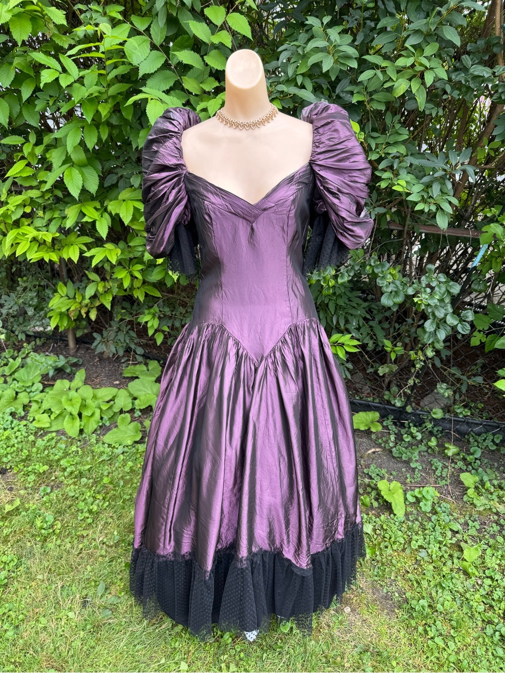 1980s 1990s Amethyst Sharkskin Ballgown
sz 12 or Large